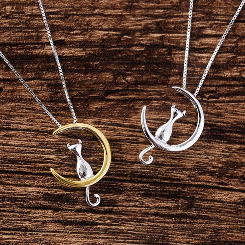 Collana elegante con luna crescente e gatto