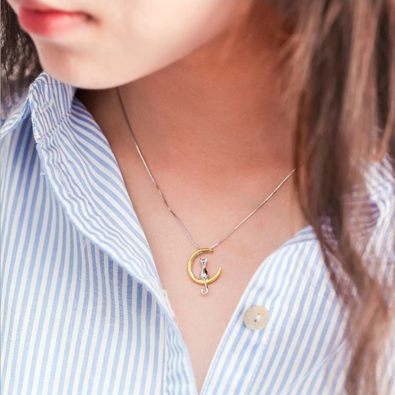 Collana elegante con luna crescente e gatto