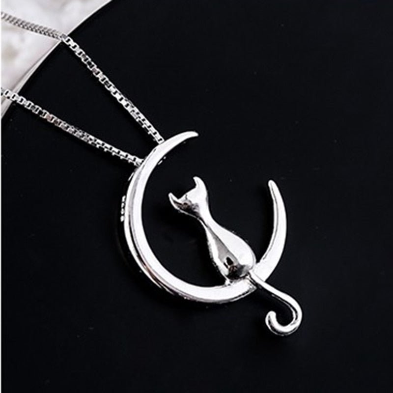 Collana elegante con luna crescente e gatto