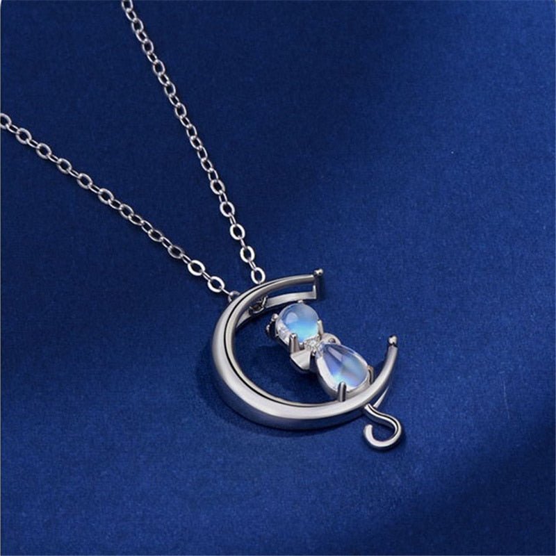 Collana con pietra di luna a forma di mezzaluna e gatto
