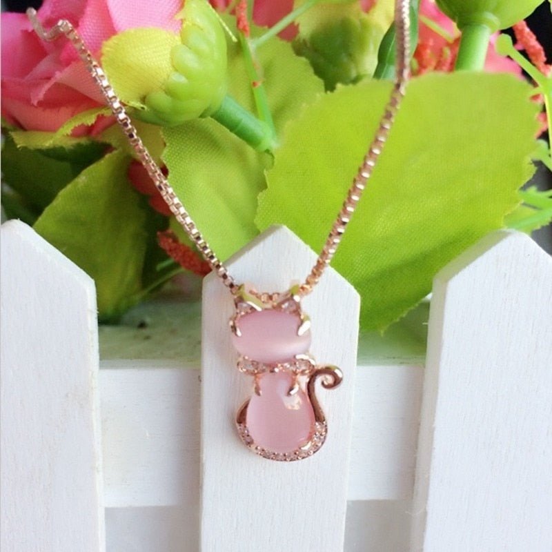Collana con gatto adorabile in pietra rosa con zircone